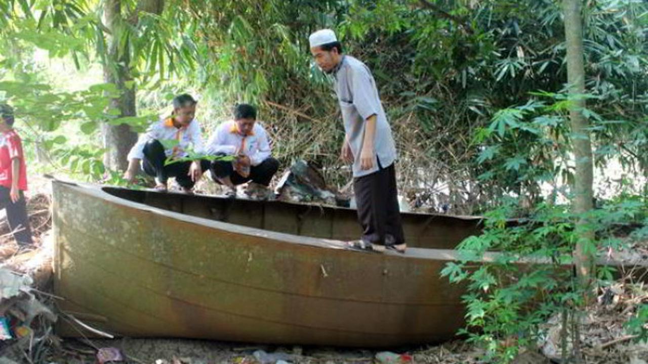 Perahu Baja Peninggalan Belanda Hanya Teronggok di Pinggir Bengawan Solo